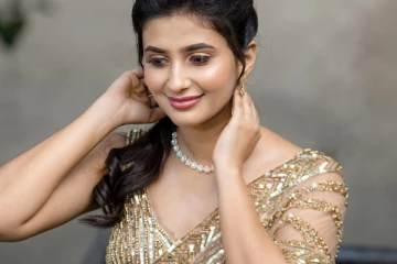 ராஜா ராணி சீரியல் நடிகை சேலையில் தாறுமாறு டாப் ஆங்கிள் போஸ்