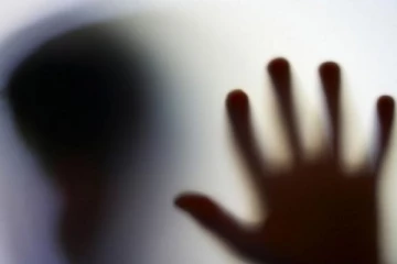 சிறுமியை வைத்து பாலியல் தொழில் - ஓய்வுபெற்ற எஸ்.ஐ உடந்தை!