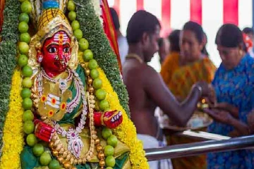 கோவிலில் இருந்து கொண்டு வரும் இந்த பொருட்களை யாருக்குமே கொடுக்க கூடாதாம்