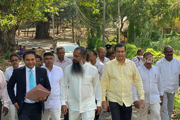 திருகோணமலையில் ஸ்ரீலங்கா பொது ஜன பெரமுன கட்டுப்பணம் செலுத்தியது! (Video) | Srilanka Election Nomination Trincomalee Slpp Unp