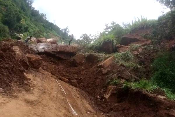 வெலிமடை - மஸ்பன்ன வீதியில் மண்சரிவு | Landslide Again On Welimada Maspanna Road