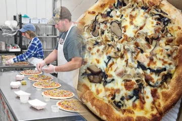 பாம்பை வைத்து பீட்சா: அச்சத்தில் பொதுமக்கள்