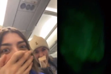 விமான பயணத்தில் தெரிந்த அதிசயகாட்சி; துள்ளிக்குதித்த இளம் பெண்கள்