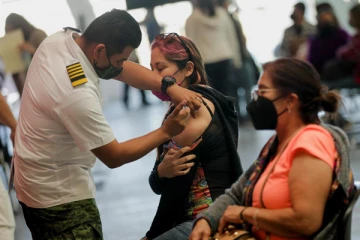 கொரோனாவில் இருந்து தப்ப நாய்களுக்கான தடுப்பூசி போட்டுக்கொண்ட 75 பேர்