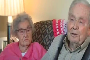 20 வயதில் காதல்: 79 ஆண்டு கால வாழ்க்கை - இறப்பிலும் கைகோர்த்த தம்பதி!