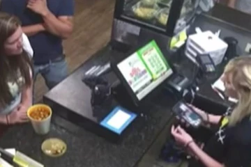 கொதிக்கும் சூப்பை மேனேஜர் முகத்தில் ஊற்றிய பெண்! வைரலாகும் வீடியோ