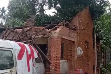 வீட்டின் மீது மரம் முறிந்து வீழ்ந்ததில் நால்வர் காயம்