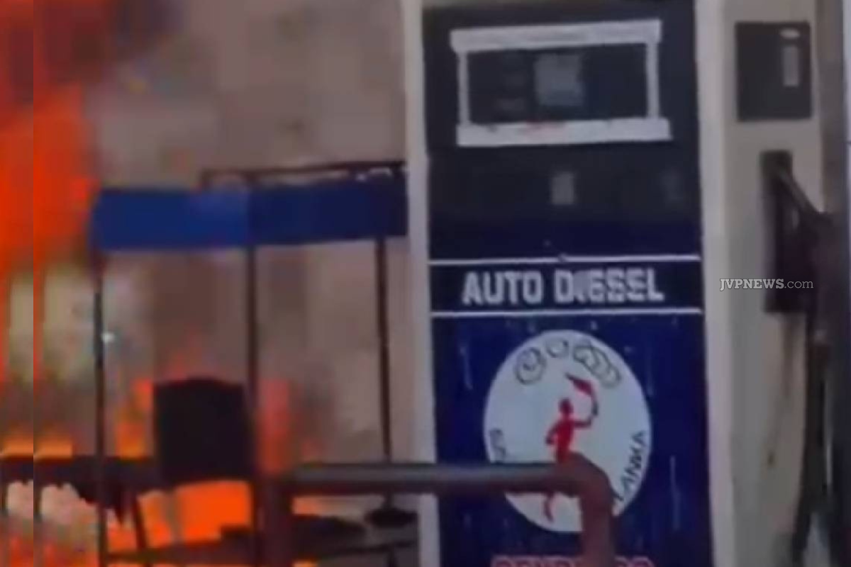 யாழில் பெட்ரோல் நிலையத்தில் பாரிய தீ விபத்து ; பல நூறு லீற்றர் எரிபொருளுக்கு நேர்ந்த நிலை | Petrol Station Burned Down In Jaffna