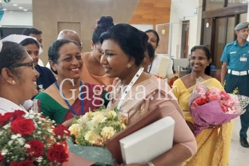 බ්‍රිතාන්‍යයෙන් සම්මානයෙන් පිදුම් ලත් පුෂ්පා රම්‍යා ද සොයිසා දිවයිනට. (PHOTOS)