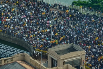 மாபெரும் மக்கள் புரட்சிப் போராட்டம்;  ஜனாதிபதி செயலகம்  முற்றுகை