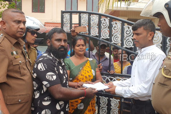 யாழ். பருத்தித்துறையில் வெடித்த போராட்டம்..! மரக்கறி சந்தைக்கு இளங்குமரன் எம்.பி விஜயம் | Ppt City Closed And The Rally Is Taking Place யாழ். பருத்தித்துறையில் வெடித்த போராட்டம்..! மரக்கறி சந்தைக்கு இளங்குமரன் எம்.பி விஜயம் | Ppt City Closed And The Rally Is Taking Place