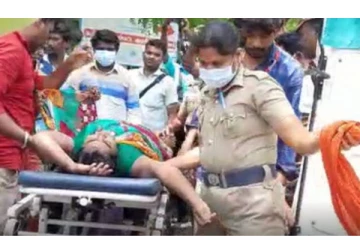 மகளுக்கு பாலியல் துன்புறுத்தல் - ஆட்சியர் அலுவலகத்தில் தாய் தீக்குளிக்க முயற்சி - பரபரப்பு சம்பவம்