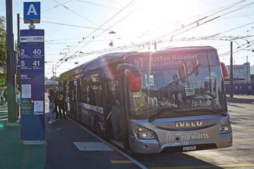 அனைத்து சிறார்களுக்கும் பொது பேருந்துகளில் இனி இலவச பயணம்: சுவிஸ் நகரம் ஒன்று முடிவு