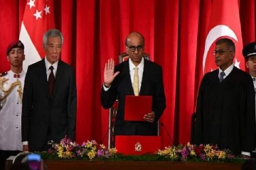 சிங்கப்பூர் ஜனாதிபதியாக பதவியேற்றார் தர்மன் சண்முகரத்னம்!