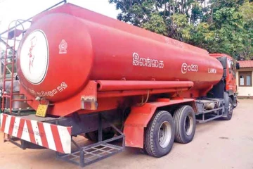 ඉන්ධන මිල ඉහළ දැමීම මැද්දේ ඉන්ධන ප්‍රවාහන ගාස්තු ඉහළට...