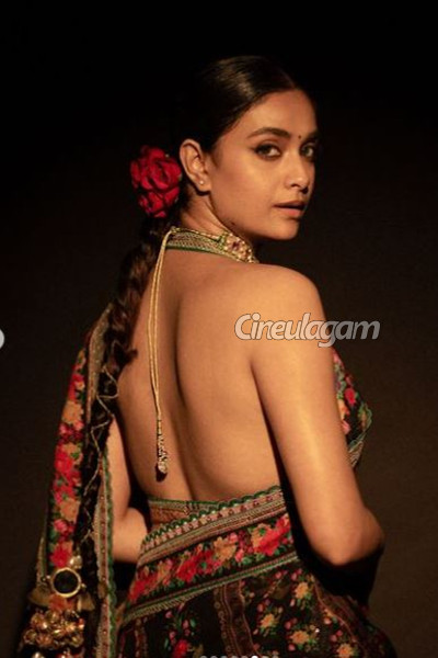 மல்டி கலர் ஃப்ளோரல் டிசைனில் நடிகை கீர்த்தி சுரேஷ் அணிந்துள்ள இந்த புடவையின் விலை எவ்வளவு தெரியுமா? | Actress Keerthy Suresh Multi Coloured Saree Price