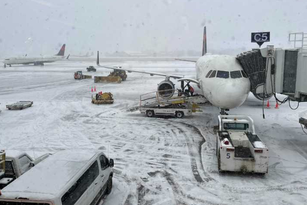 அமெரிக்காவில் 2000-க்கும் மேற்பட்ட விமானங்கள் ரத்து! | More Than 2000 Flights Canceled In America