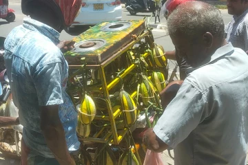 அம்பாறையில் வெள்ளரிப்பழ கொள்வனவிற்காக குவியும் மக்கள் (photos)