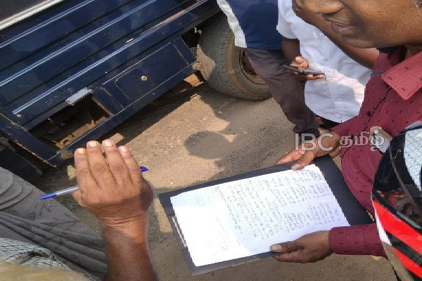 இராணுவத்திற்கு காணிகளை வழங்க முயற்சித்த அதிகாரிகளை துரத்தியடித்த யாழ் மக்கள். | Jaffna Karainagar Land Srilankan Army Protest