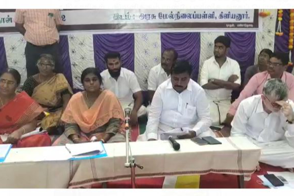 கிராம சபை கூட்டத்தில் லஞ்சப் புகார் தெரிவித்த இளைஞர் - மைக் வலுக்கட்டாயமாக பறிக்கப்பட்டதாக புகார் | Tn Youth Complains Of Bribery In Grama Sabha