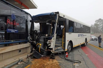 வெளிநாடொன்றில் நேருக்கு நேர் மோதிய பேருந்துகள்: மாணவர்கள் உட்பட 77 பேர் படுகாயம்!