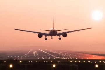 நடுவானில் ஆண் குழந்தையை பெற்றெடுத்த பெண்: அவசரமாக தரையிறங்கிய விமானம்