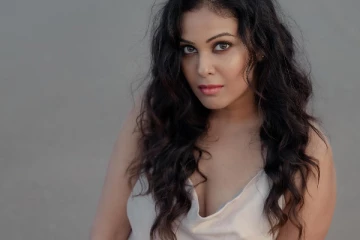 நடிகை சாந்தினி கடற்கரையில் கிளாமர் போஸ்