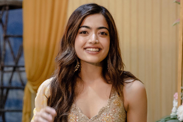 இந்த கார்லயா வருவீங்க..சொகுசு கார் இல்லையா? ராஷ்மிகாவை கலாய்த்து தள்ளும் நெட்டிசன்கள் | Rashmika Mandanna Gets Trolled For Innova Car