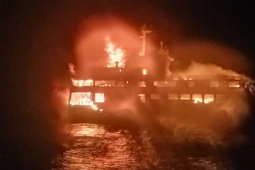 நடு ஆற்றில் தீப்பிடித்து எரிந்த கப்பல்! - 32 பேர் பரிதாபமாக பலி