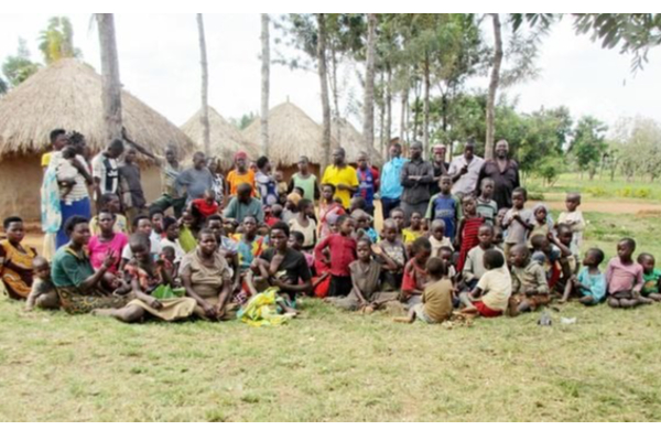 இனிமேல் குழந்தை வேண்டாமாம்.. 12 மனைவிகளுடன் 102 குழந்தைகள் பெற்ற தந்தை! | Uganda Man With 12 Wifes And 102 Kids