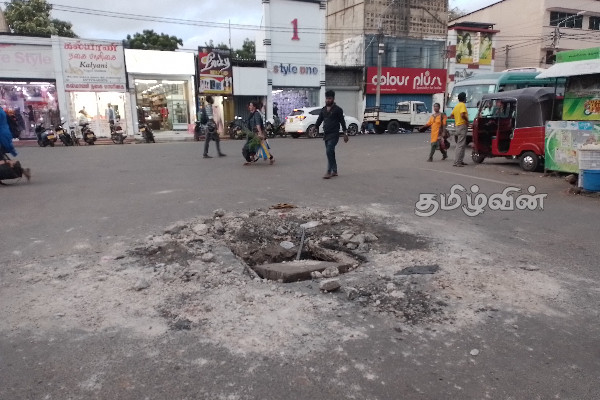 யாழ் நகரின் மத்தியில் ஏற்பட்டுள்ள பாரிய குழி: பொதுமக்கள் விசனம்(Photos) | Massive Pothole Center Of Jaffna Public Nuisance