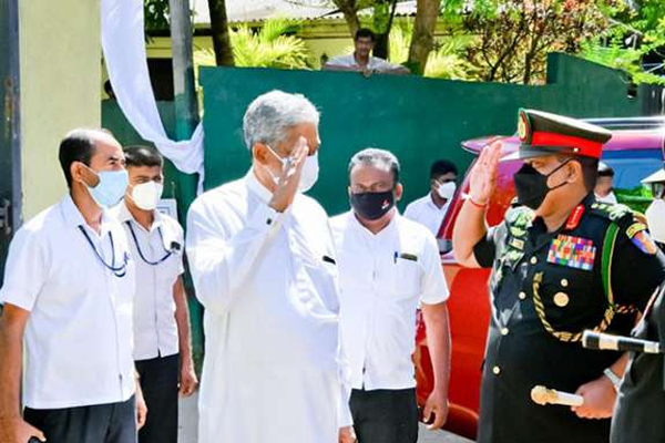 சரத்பொன்சேகாவிற்கு மரியாதை செலுத்திய சவேந்திர சில்வா! - ஐபிசி தமிழ்