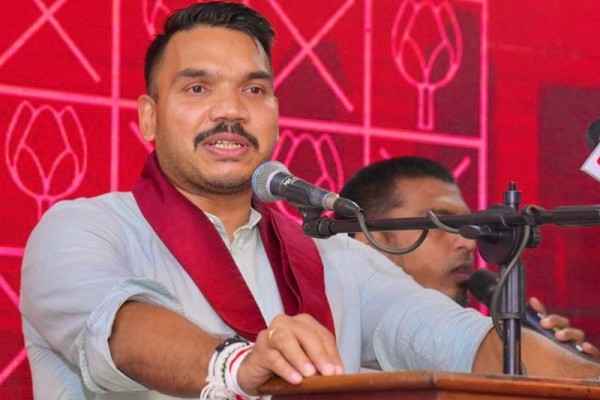 அரசாங்க ஊழியர்கள் மீது அரசு கடும் அடக்குமுறை - நாமல் குற்றச்சாட்டு | Government Crackdown On Govt Employees அரசாங்க ஊழியர்கள் மீது அரசு கடும் அடக்குமுறை - நாமல் குற்றச்சாட்டு | Government Crackdown On Govt Employees