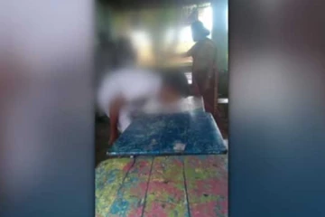 පාසලේදී මේසය මත විසිරෙන ලෙස ආහාර ගත් සිසුන්ට විදුහල්පතිනියක් දුන් අමුතු දඬුවම - වීඩියෝ සහිතයි..(VIDEO)