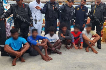 இலங்கை கடற்றொழிலாளர்கள் அறுவர் இந்தியாவில் கைது (Photos)