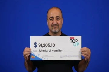 லொத்தர் சீட்டிலுப்பில் 2 தடவை பரிசு வென்றவர்:மனைவிக்கு கொடுக்கும் பரிசு?