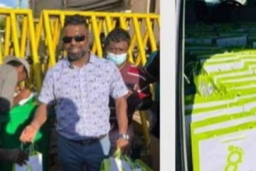 අරගල භූමියේ ෆෝන් චාර්ජ් කරගන්න බැරි ප්රශ්නෙටත් සුපිරි කොල්ලෙක්ගෙන් සුපිරි වැඩක් මෙන්න.. (PHOTO)
