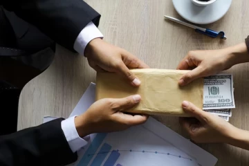வாக்காளர் பட்டியலில் பெயரைசேர்க்க 70 ஆயிரம் ரூபா லஞ்சம்