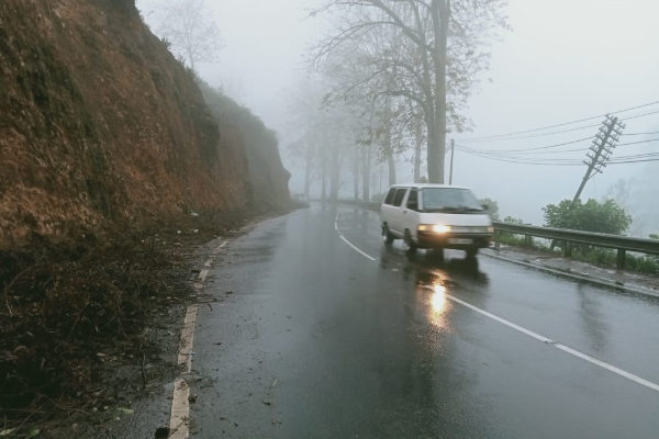 மீண்டும் வழமைக்கு திரும்பிய கண்டி - நுவரெலியா வீதி | Kandy Nuwara Eliya Road Back To Normal மீண்டும் வழமைக்கு திரும்பிய கண்டி - நுவரெலியா வீதி | Kandy Nuwara Eliya Road Back To Normal