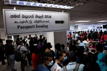 வவுனியா கடவுச்சீட்டு அலுவலகத்தில் இலஞ்சம் பெறும் ரவடிகள்! பொலிஸாரும் உடந்தையா?