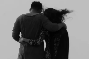 காதலியின் அழைப்பை நம்பிச் சென்ற காதலனுக்கு நேர்ந்த பெரும் கொடூரம் ; சிறுநீர் குடிக்க வைத்து சித்திரவதை