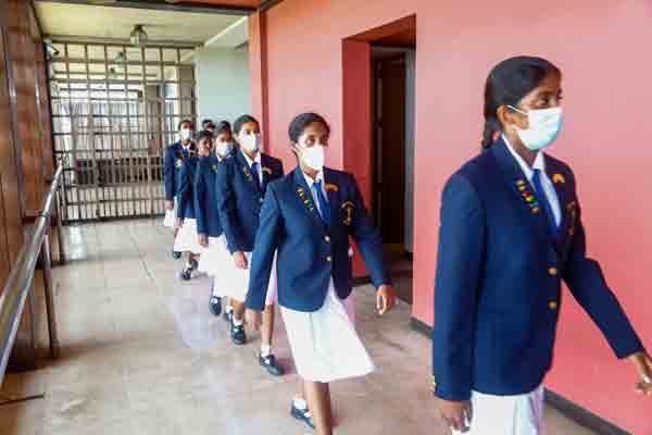 வரலாற்றில் முதல் முறையாக பதிவான நிகழ்வு!(Photos) | School Students During The Budget Speech