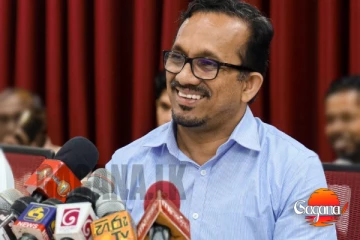 සර්ෆින් ක්රීඩාව ගැන ඇමති සුනිල් උනන්දුවෙන්