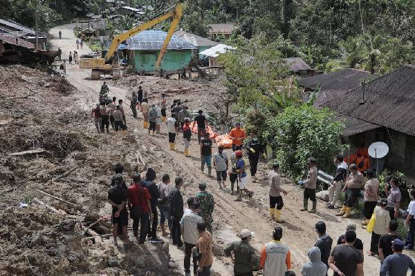 பெருவெள்ளத்தில் தத்தளிக்கும் ஆசிய நாடொன்று... 300 கடந்த இறப்பு எண்ணிக்கை | Indonesia Flood Death Toll Climbs