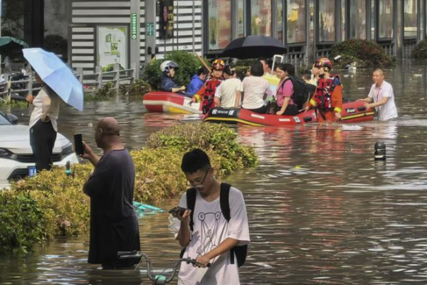 சீனாவில் ஏற்பட்ட திடீர் வெள்ளத்தில் சிக்கி 10 பேர் பலி | 10 Killed In Flash Floods In China