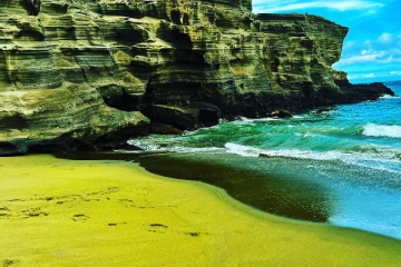 பச்சை மணல் கொண்ட உலகின் ஒரே கடற்கரை., அதிசயத்தின் காரணம் இதோ..