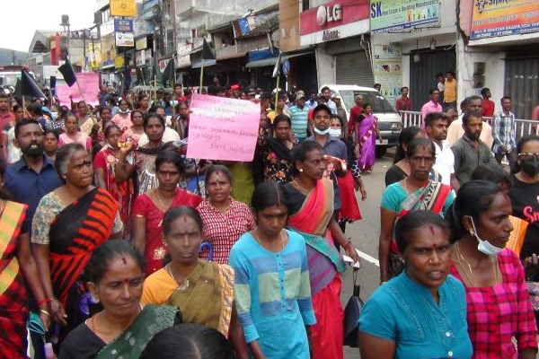 மலையகத்தில் அரசுக்கு எதிராக வீதிக்கு இறங்கிய மக்கள் (Photos) | People Taking To The Streets Government Hills
