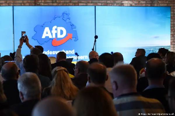 நெருங்கும் தேர்தல்... ஜேர்மனியில் முன்னேறும் புலம்பெயர்தல் எதிர்ப்புக் கட்சி | Survey Far Right Afd Polls 37 Ahead Election