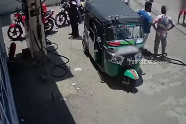 எரிபொருள் நிரப்பு நிலைய முகாமையாளரை கொடூரமாக தாக்கிய குண்டர்கள்! (Photos) | Some Person S Attack Petrol Station Manager