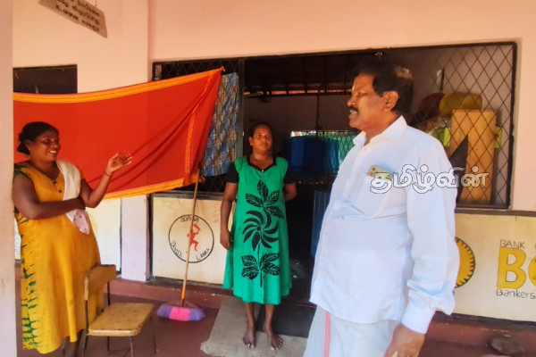 இடைத்தங்கல் முகாமில் தங்கியுள்ள மக்களை நேரில் சென்று பார்வையிட்ட ரவிகரன் எம்.பி | Ravikaran Mp Visit People Temporary Shelter